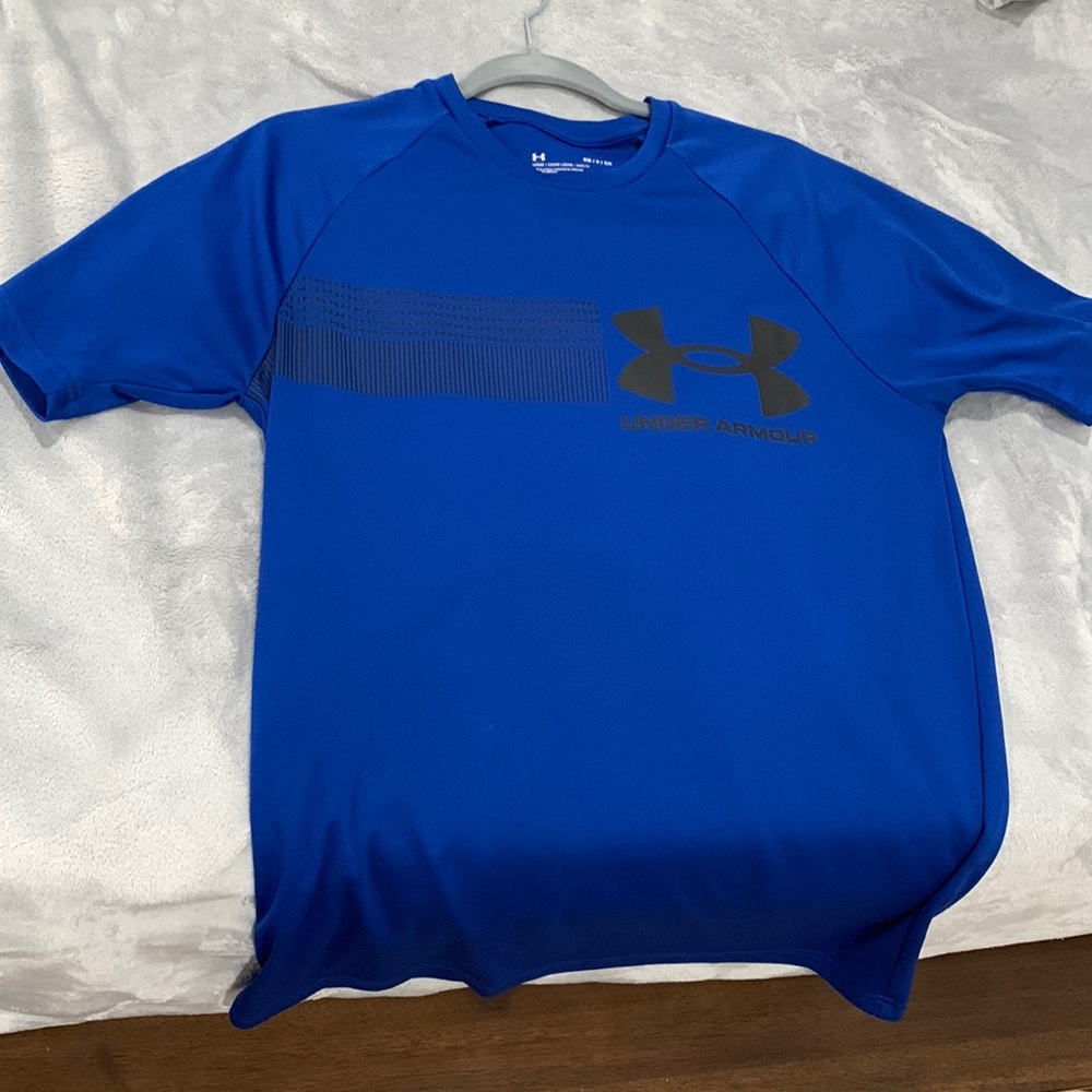 Short Sleeve Under Armour tee. Men’s small